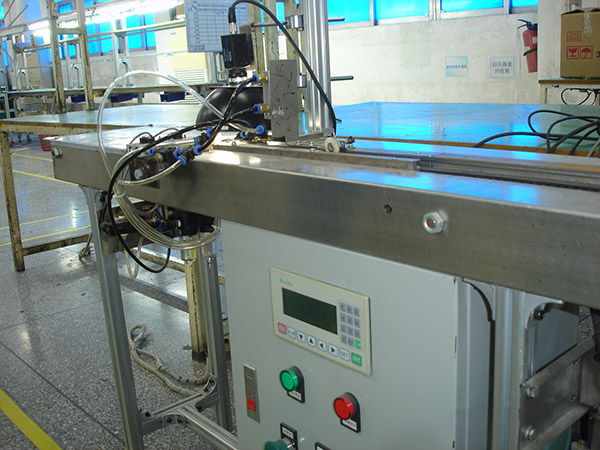 Carbon zinc-manganese dry battery using battery steel shell as container